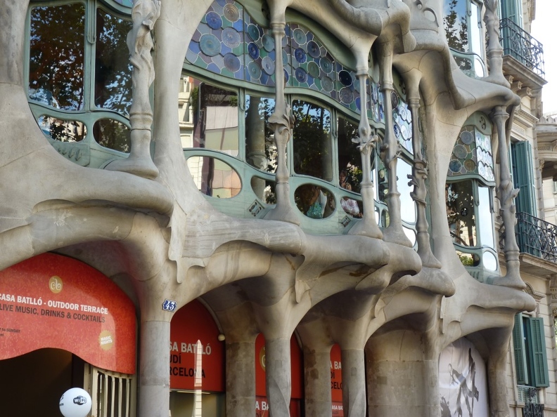réalisations de l'architecte catalan Antoni Gaudí -Barcelone (16) (Personnalisé).JPG