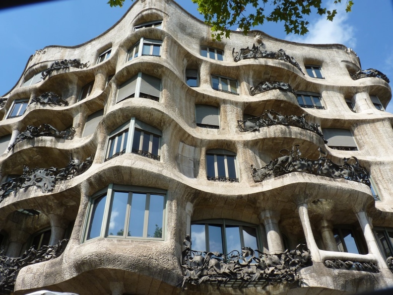 réalisations de l'architecte catalan Antoni Gaudí -Barcelone (3) (Personnalisé).JPG