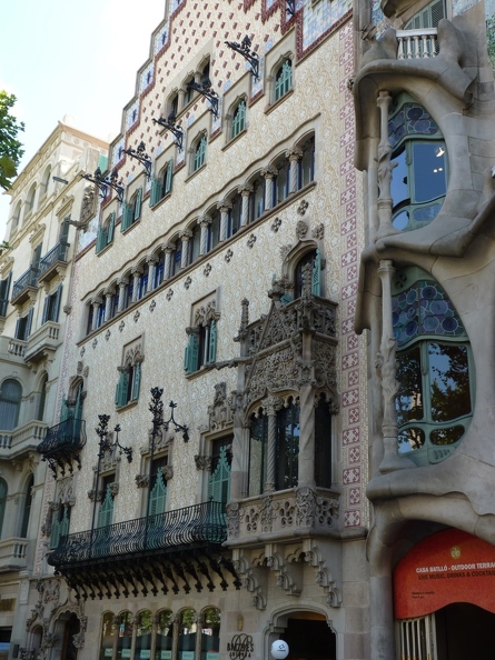 réalisations de l'architecte catalan Antoni Gaudí -Barcelone (9) (Personnalisé).JPG